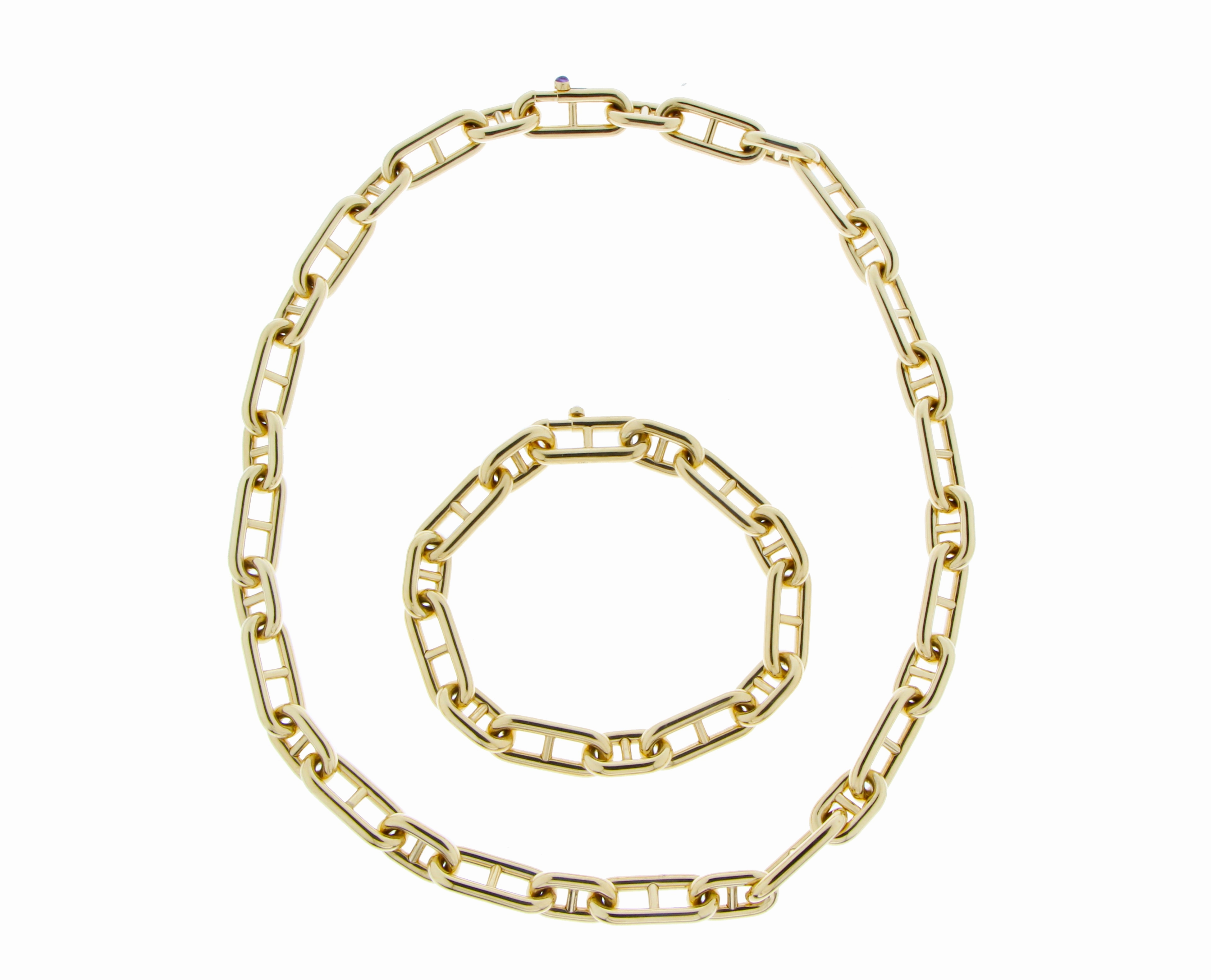 Yellow gold chain necklace with a cabochon cut sapphire