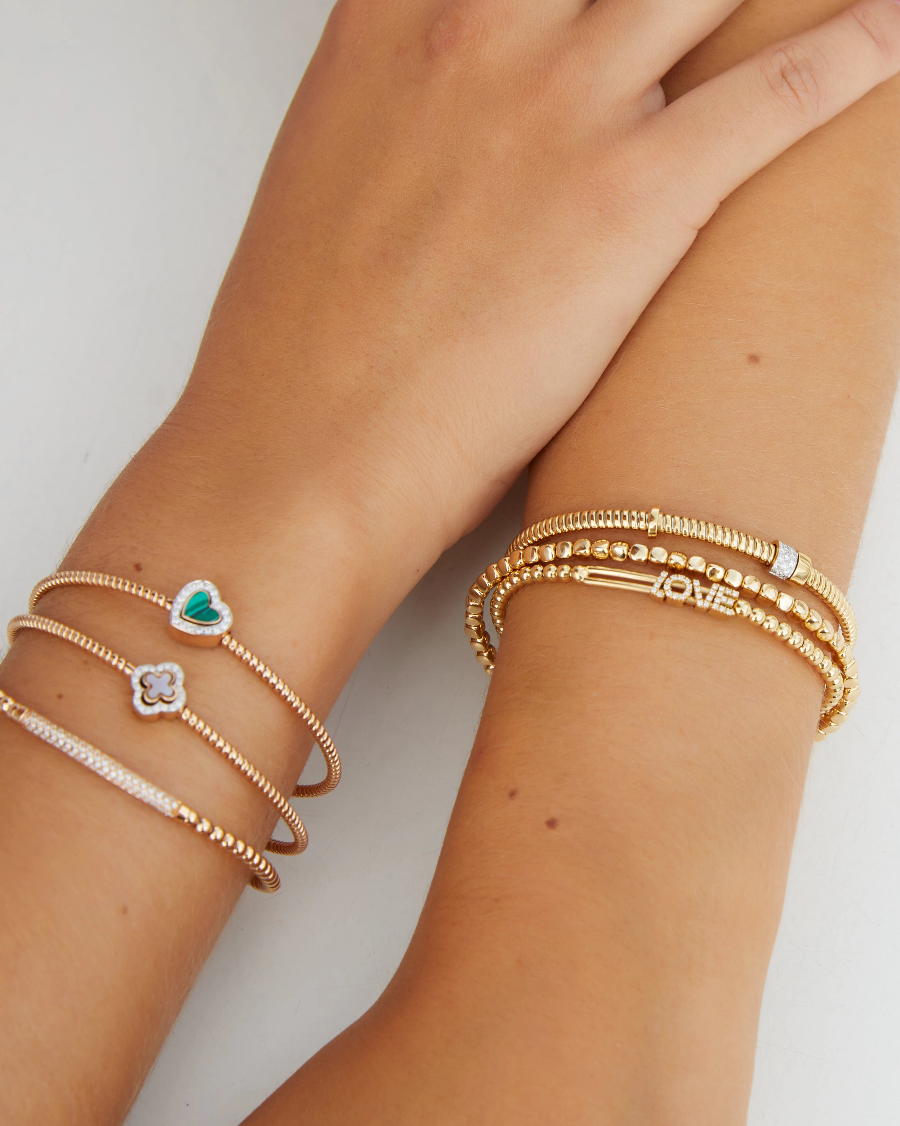 Yellow gold stretch bracelet with diamonds
