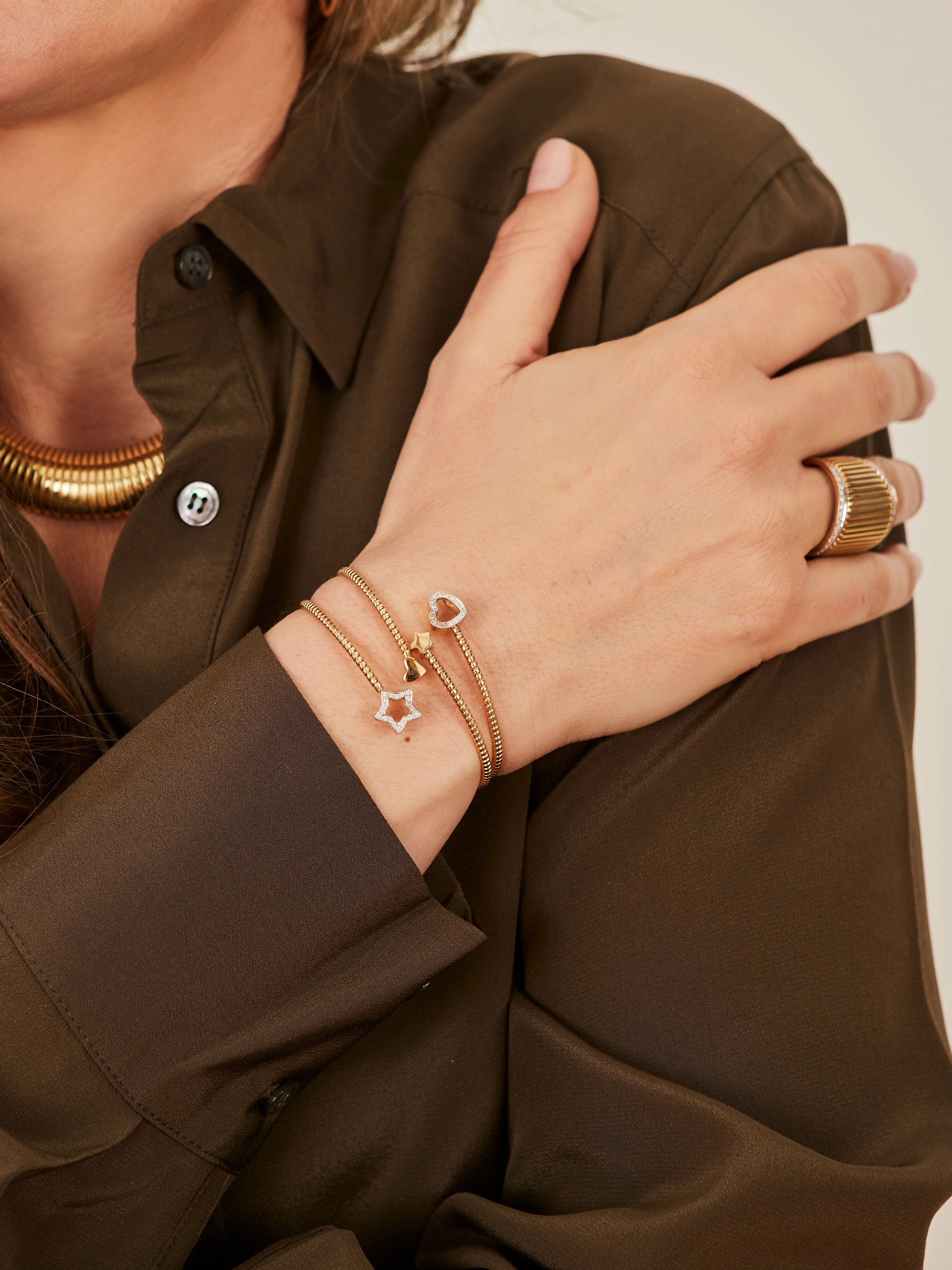 Yellow gold tubo bangle bracelet with a diamond star